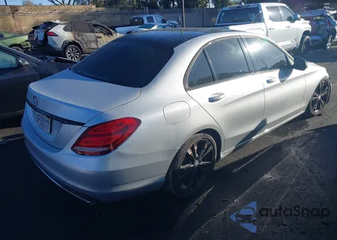 2016 Mercedes-Benz C 300 z USA, uszkodzony, nr VIN 55SWF4JB4GU172770